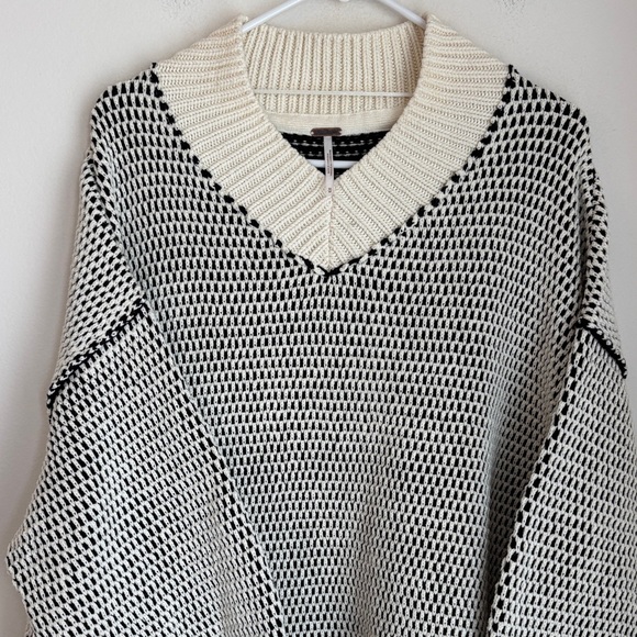 Free People Maisie Sweater Women's oversized v-neck chunky black ivory Med NWT - Picture 7 of 16